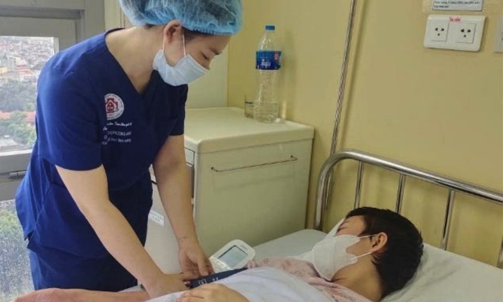 Đau ngực, ra mồ hôi trộm suốt một tháng, cô gái 23 tuổi không ngờ mắc ung thư