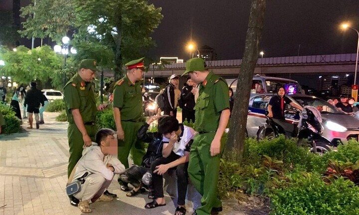 Bắt nhóm thanh thiếu niên cầm hung khí truy đuổi nhau, náo loạn đường phố Hà Nội