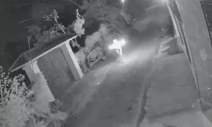 Truy tìm người đàn ông ném 'bom xăng' vào cổng nhà dân lúc rạng sáng 