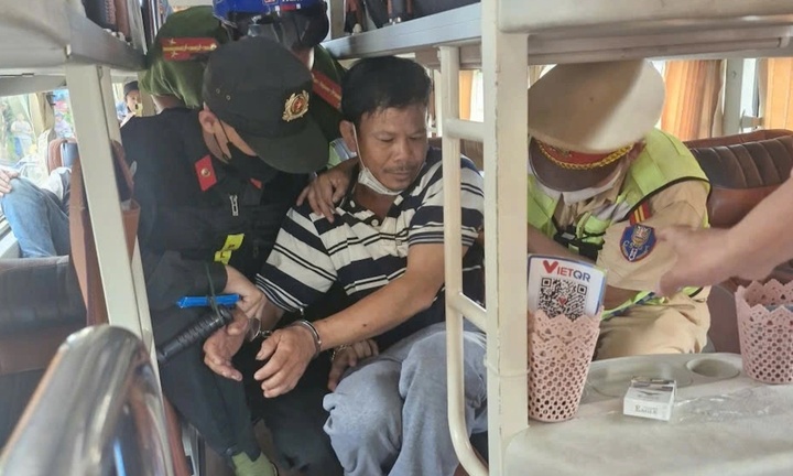 Bắt nghi phạm giết người đang lẩn trốn trên xe khách