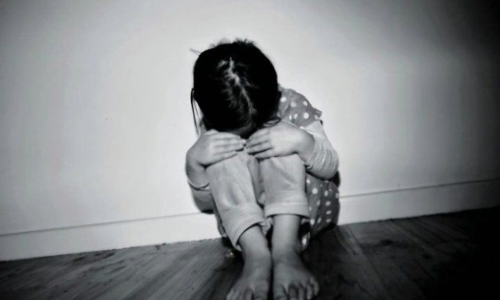 Tạm giữ mẹ ruột và người tình hành hạ bé gái 9 tuổi ở TP.HCM