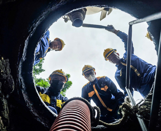 Những người làm bạn với chuột gián, lội bùn độc khơi thông cống ngầm Hà Nội