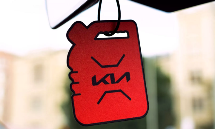 KIA 'chơi chiêu' lạ, tung sản phẩm nước hoa mùi xăng cho người đi xe điện