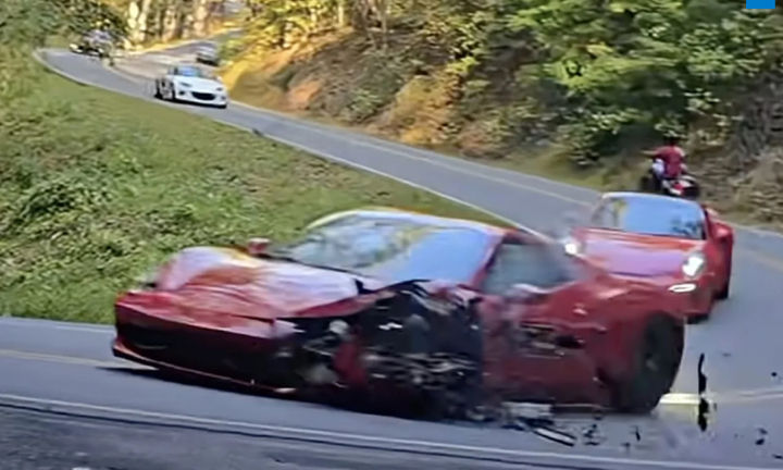 Siêu xe Ferrari nát như 'xà bần' khi va chạm với xe tải ở khúc cua khét tiếng