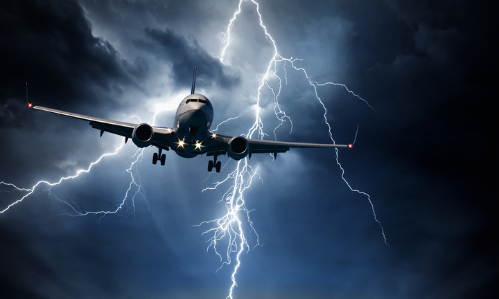 Điều gì xảy ra nếu máy bay bị sét đánh giữa trời?