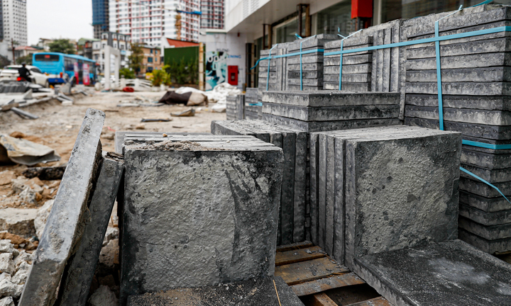 Cận cảnh vỉa hè Hà Nội vỡ nát, chuẩn bị được thay 'áo mới' đồng loạt