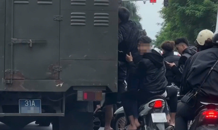 Xử phạt nhóm thanh niên đầu trần đeo bám xe chở phạm nhân trên phố Hà Nội