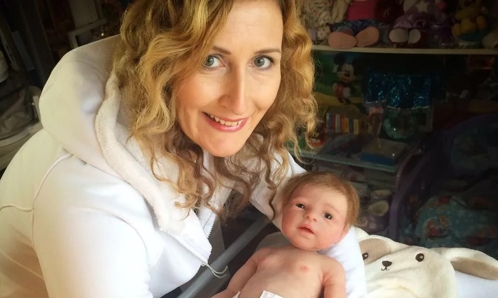 Người phụ nữ nuôi 250 búp bê, bị chặn lại ở siêu thị vì quá giống con thật