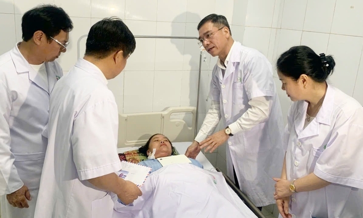 Bộ trưởng Y tế tặng bằng khen 4 nữ điều dưỡng dũng cảm cứu bé sơ sinh ở Nghệ An