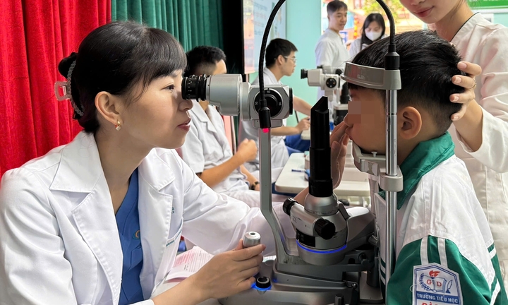 Bé trai lớp 5 cận 10 độ nhưng không hay biết