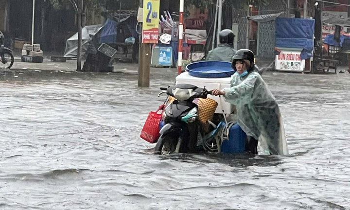 Phố biển Tuy Hoà ngập sau mưa lớn, người dân dò dẫm dắt xe trong ‘biển nước’ 