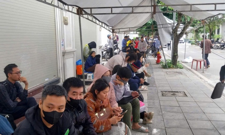 Nhà ở xã hội Đông Anh: Chủ đầu tư dựng nhà bạt cho dân xếp hàng nộp hồ sơ