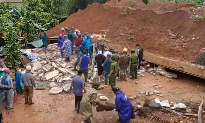 Nhà đang xây đổ sập vào nhà hàng xóm, hai cha con tử vong thương tâm