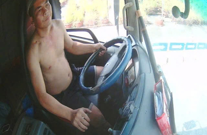 Tài xế dương tính với ma túy, lái xe đầu kéo vượt đèn đỏ bị phạt gần 60 triệu