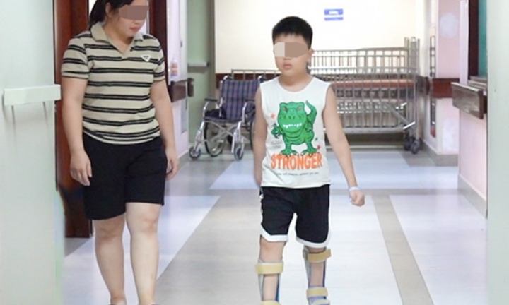 Bé trai bại não có thể tự bước đi sau ca phẫu thuật chưa từng có ở Việt Nam