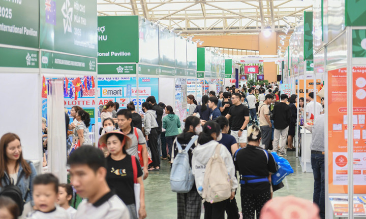 Du khách chen chân trong ngày đầu mở cửa ‘Siêu hội chợ 6 nhất’ ở Hà Nội