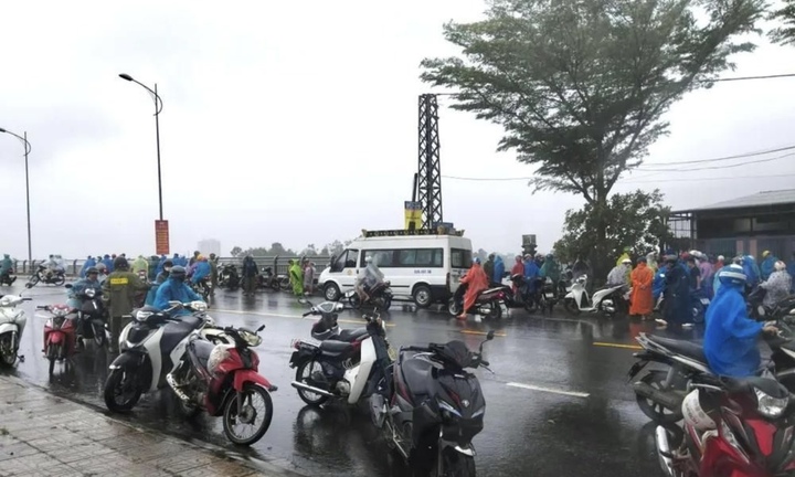 Gió mạnh cuốn người phụ nữ rơi xuống vực ở Đà Nẵng