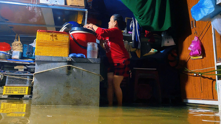 Mưa xối xả, nước sông lên nhanh, người dân TP Huế chạy lũ trong đêm