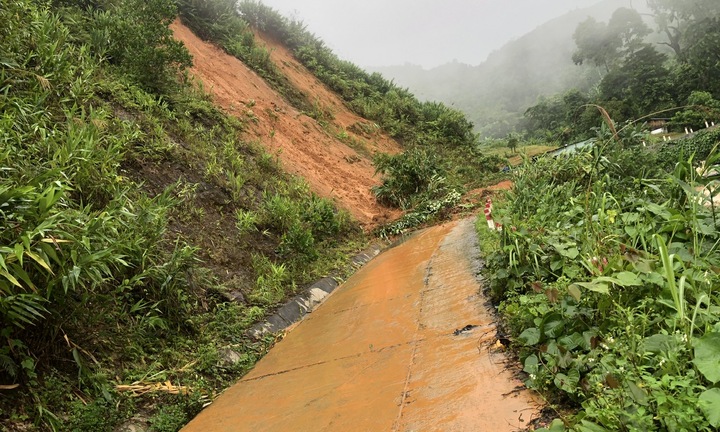 Khẩn cấp di dời người dân khỏi vùng sạt lở nặng ở miền núi Đà Nẵng