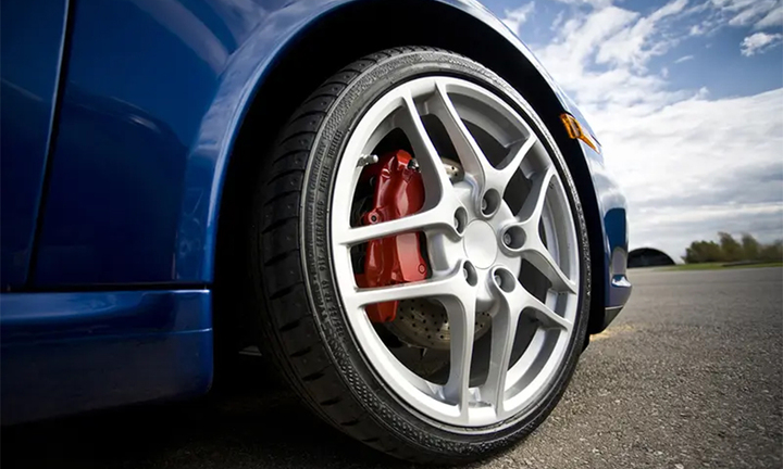 Vì sao mủ cao su màu trắng nhưng lốp xe lại màu đen?