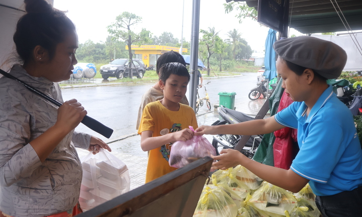Ấm lòng hàng trăm suất cơm '0 đồng' gửi đến bà con vùng ngập lũ Đà Nẵng