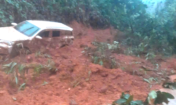 Ô tô 7 chỗ bị đất vùi lấp sau sạt lở, 2 người may mắn thoát chết