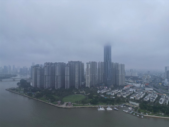 Các toà nhà cao tầng ở TP.HCM chìm trong sương mù