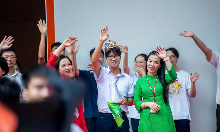 Món quà bạn bè, thầy cô chào đón quán quân Olympia Trần Bùi Bảo Khánh