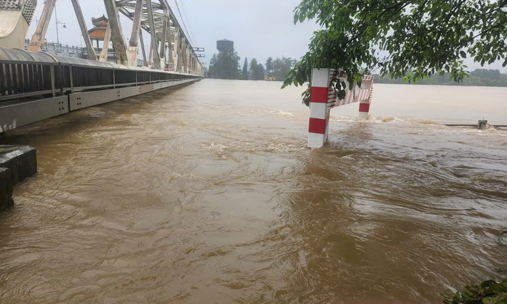 Dừng hàng loạt chuyến tàu do mưa lũ ở Huế và Đà Nẵng, 2.700 khách bị ảnh hưởng
