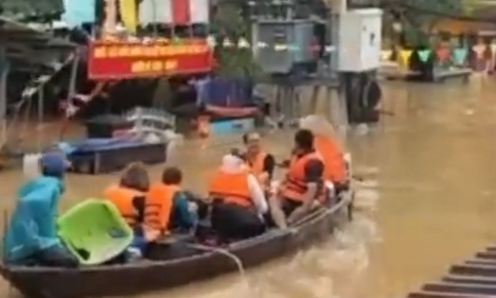 Phố cổ Hội An chìm trong biển nước, nhiều tuyến đường ngập sâu gần 2 mét