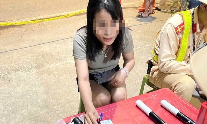 Nữ tài xế vi phạm nồng độ cồn vượt mức kịch khung, hất văng máy đo của cảnh sát