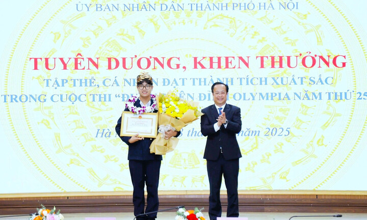 Hà Nội tặng bằng khen cho quán quân Olympia Trần Bùi Bảo Khánh