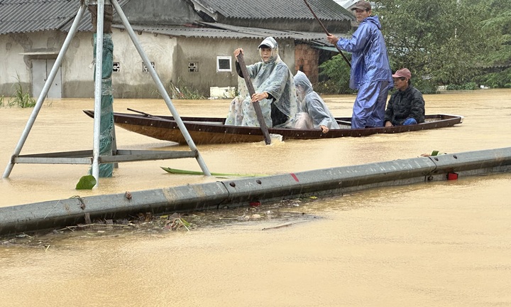 Lũ lịch sử ở Huế khiến 35.000 ngôi nhà bị ngập sâu, 2 người chết và mất tích