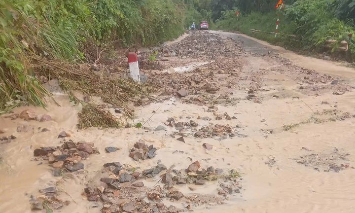 Mưa lớn, đèo Khánh Sơn sạt lở nhiều nơi