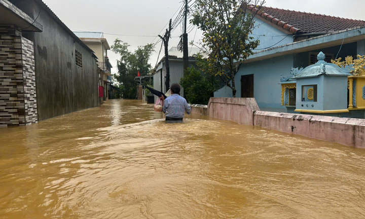 TP Huế vẫn chìm trong biển nước, đường thành sông, người dân di chuyển bằng thuyền