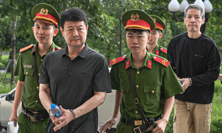 Dẫn giải các bị cáo trong vụ đánh bạc tại khách sạn Pullman