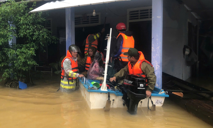 Công an TP Huế suốt ngày đêm kề vai sát cánh cùng người dân trong mưa lũ