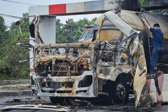 Hiện trường xe bồn nổ như bom: Xé toạc cabin, thổi bay cửa kính nhà dân