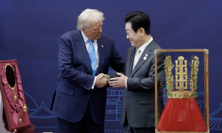 Hàn Quốc tặng ông Trump bản sao vương miện bằng vàng