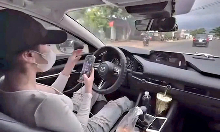 Xác minh clip cô gái thả 2 tay, lướt điện thoại khi lái ô tô