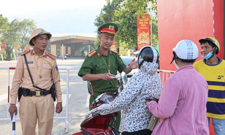 CSGT Hà Nội trực liên tục, giữ các tuyến đường quanh Hội chợ Mùa Thu 2025 thông suốt