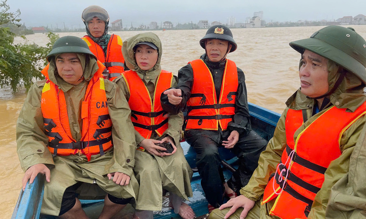 Tìm kiếm 3 người bị lũ cuốn mất tích ở Huế