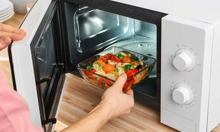 Hâm nóng rau bằng lò vi sóng, nên hay không?