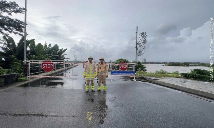 Lũ vượt báo động 3, Quảng Ngãi cấm xe qua cầu Trà Khúc 1