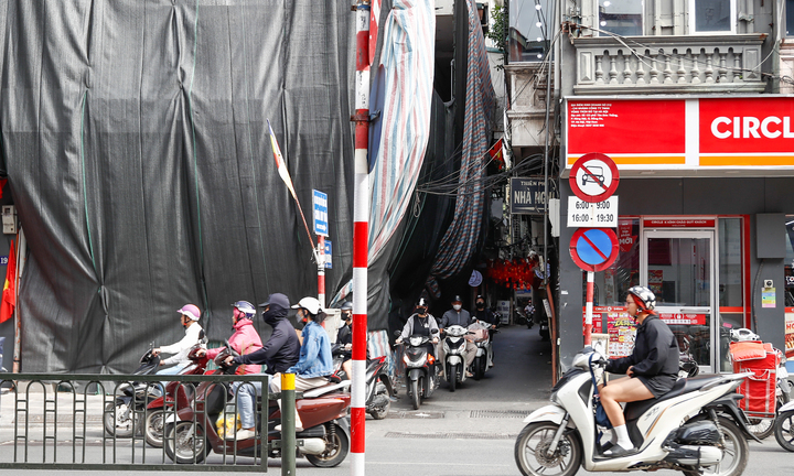 Hiểm họa rình rập khi đi qua những công trình đang xây dựng, phá dỡ ở Hà Nội