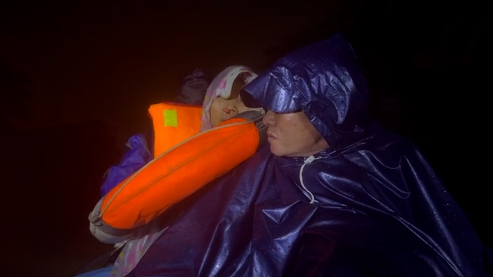 Cứu người trong lũ dữ ở Huế: 'Chị ơi cố lên, đừng ngủ nhé'