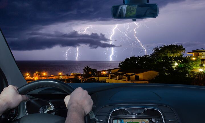 Ngồi trong ô tô có sợ bị sét đánh?
