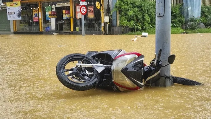 Xe máy, ô tô ngổn ngang trong bùn đất sau trận lũ lịch sử ở Huế