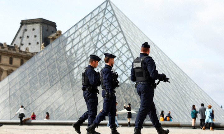 Pháp bắt thêm nhiều nghi phạm trong vụ trộm bảo tàng Louvre