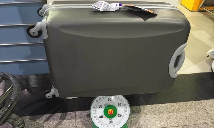 Cân hành lý ở cửa ra máy bay: Không phải làm khó mà vì an toàn, công bằng